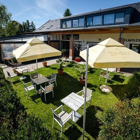 Pipacs Panir & Grill Garden Vendeghaz Hotel Gyorujbarat Bagian luar foto